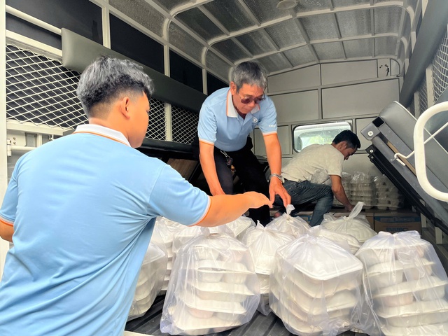 Thành phố Hồ Chí Minh hỗ trợ Khánh Hòa khắc phục thiệt hại mưa lũ - Ảnh 8. Thành phố Hồ Chí Minh hỗ trợ Khánh Hòa khắc phục thiệt hại mưa lũ - Ảnh 8.