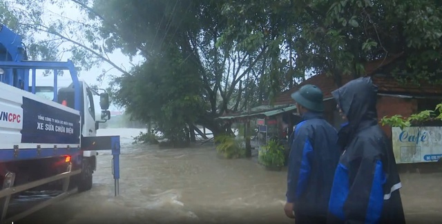 Khôi phục điện cho người dân vùng lũ: Nỗ lực không ngừng của EVNCPC - Ảnh 8. Khôi phục điện cho người dân vùng lũ: Nỗ lực không ngừng của EVNCPC - Ảnh 8.