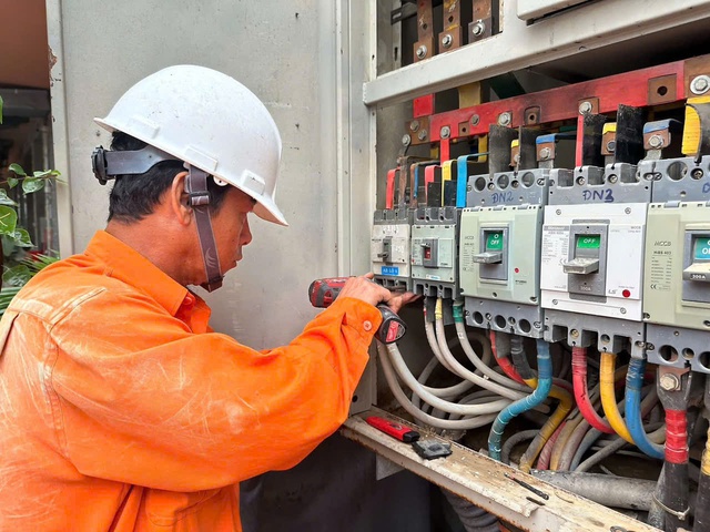 Khôi phục điện cho người dân vùng lũ: Nỗ lực không ngừng của EVNCPC - Ảnh 1. Khôi phục điện cho người dân vùng lũ: Nỗ lực không ngừng của EVNCPC - Ảnh 1.