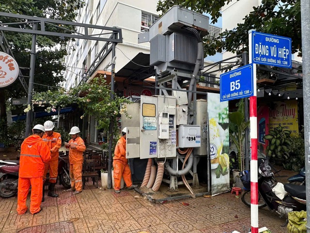 Khôi phục điện cho người dân vùng lũ: Nỗ lực không ngừng của EVNCPC - Ảnh 6. Khôi phục điện cho người dân vùng lũ: Nỗ lực không ngừng của EVNCPC - Ảnh 6.