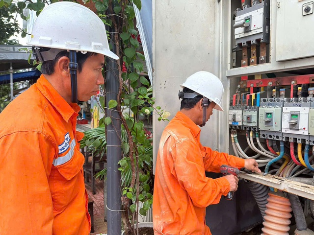 Khôi phục điện cho người dân vùng lũ: Nỗ lực không ngừng của EVNCPC - Ảnh 7. Khôi phục điện cho người dân vùng lũ: Nỗ lực không ngừng của EVNCPC - Ảnh 7.