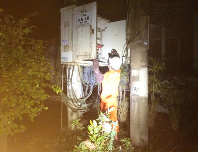 Khôi phục điện cho người dân vùng lũ: Nỗ lực không ngừng của EVNCPC - Ảnh 10. Khôi phục điện cho người dân vùng lũ: Nỗ lực không ngừng của EVNCPC - Ảnh 10.