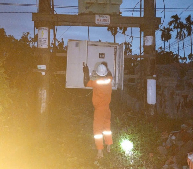 Khôi phục điện cho người dân vùng lũ: Nỗ lực không ngừng của EVNCPC - Ảnh 9. Khôi phục điện cho người dân vùng lũ: Nỗ lực không ngừng của EVNCPC - Ảnh 9.