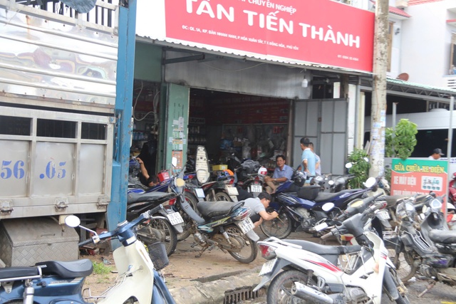 Cảnh người dân ùn ùn đi sửa xe tại tiệm sửa xe quá tải sau lũ dữ ở Đắk Lắk - Ảnh 5.