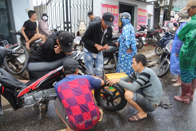 Cảnh người dân ùn ùn đi sửa xe tại tiệm sửa xe quá tải sau lũ dữ ở Đắk Lắk - Ảnh 7.