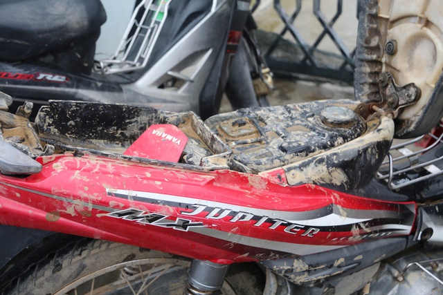 Cảnh người dân ùn ùn đi sửa xe tại tiệm sửa xe quá tải sau lũ dữ ở Đắk Lắk - Ảnh 8.