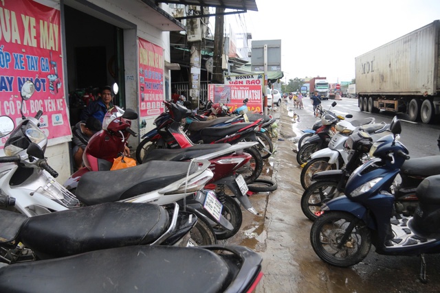 Cảnh người dân ùn ùn đi sửa xe tại tiệm sửa xe quá tải sau lũ dữ ở Đắk Lắk - Ảnh 10.