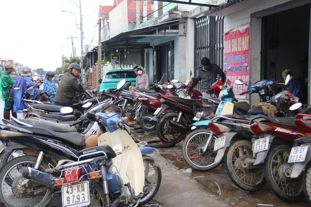 Cảnh người dân ùn ùn đi sửa xe tại tiệm sửa xe quá tải sau lũ dữ ở Đắk Lắk - Ảnh 1.