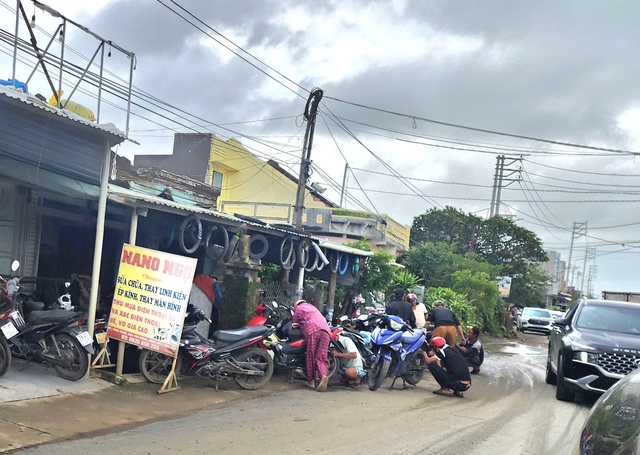 Cảnh người dân ùn ùn đi sửa xe tại tiệm sửa xe quá tải sau lũ dữ ở Đắk Lắk - Ảnh 4.