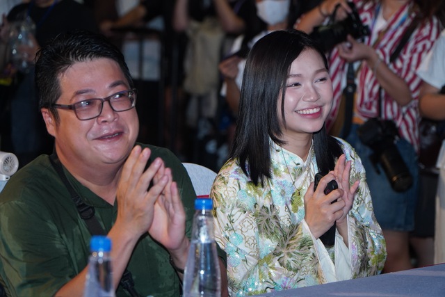 Thu Trang, Đoàn Thiên Ân "đọ sắc" cùng Hồng của "Mưa đỏ" - Ảnh 20.
