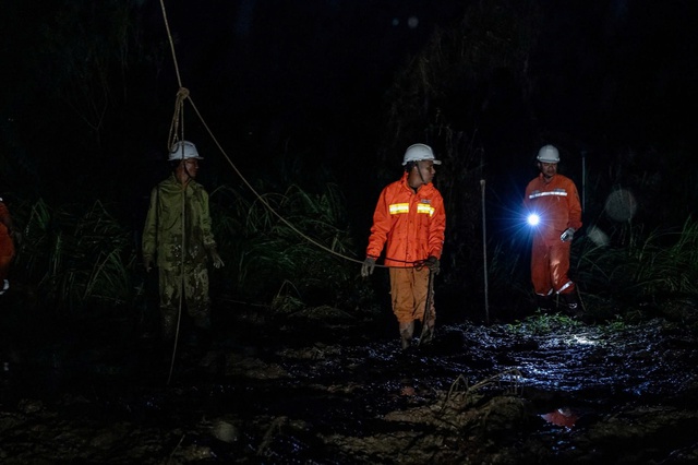 Cán bộ ngành điện nỗ lực khôi phục điện cho dân vùng lũ miền Trung - Ảnh 2.