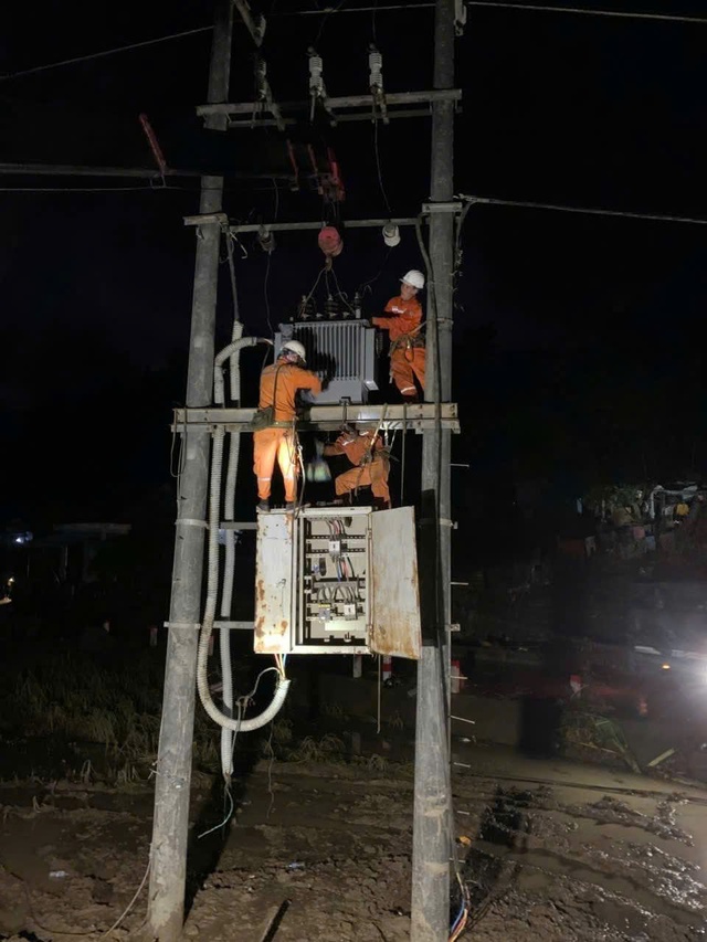Cán bộ ngành điện nỗ lực khôi phục điện cho dân vùng lũ miền Trung - Ảnh 11.