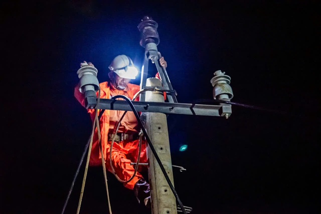 Cán bộ ngành điện nỗ lực khôi phục điện cho dân vùng lũ miền Trung - Ảnh 1.