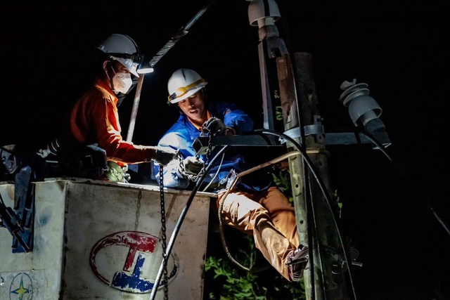 Cán bộ ngành điện nỗ lực khôi phục điện cho dân vùng lũ miền Trung - Ảnh 13.