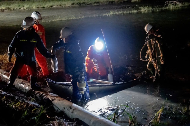 Cán bộ ngành điện nỗ lực khôi phục điện cho dân vùng lũ miền Trung - Ảnh 14.