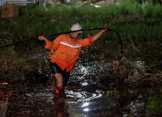 Cán bộ ngành điện nỗ lực khôi phục điện cho dân vùng lũ miền Trung - Ảnh 15.