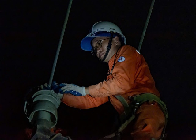 Cán bộ ngành điện nỗ lực khôi phục điện cho dân vùng lũ miền Trung - Ảnh 16.