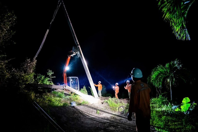Cán bộ ngành điện nỗ lực khôi phục điện cho dân vùng lũ miền Trung - Ảnh 17.