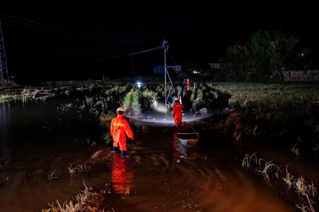 Cán bộ ngành điện nỗ lực khôi phục điện cho dân vùng lũ miền Trung - Ảnh 18.