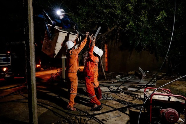 Cán bộ ngành điện nỗ lực khôi phục điện cho dân vùng lũ miền Trung - Ảnh 19.