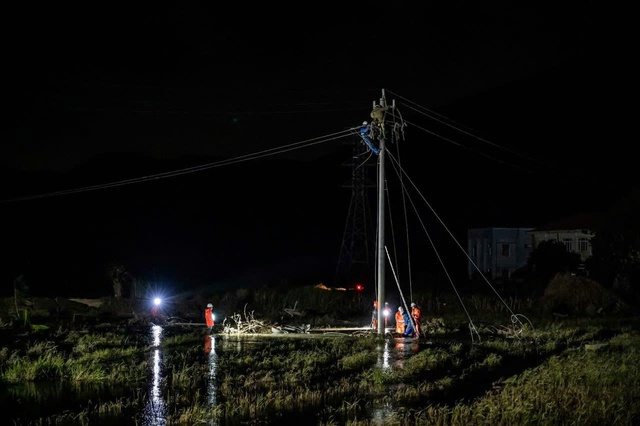 Cán bộ ngành điện nỗ lực khôi phục điện cho dân vùng lũ miền Trung - Ảnh 20.