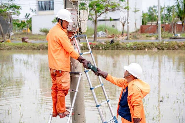 Cán bộ ngành điện nỗ lực khôi phục điện cho dân vùng lũ miền Trung - Ảnh 4.