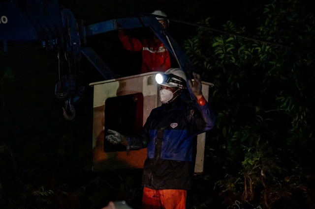 Cán bộ ngành điện nỗ lực khôi phục điện cho dân vùng lũ miền Trung - Ảnh 21.