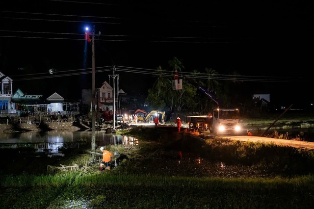 Cán bộ ngành điện nỗ lực khôi phục điện cho dân vùng lũ miền Trung - Ảnh 22.