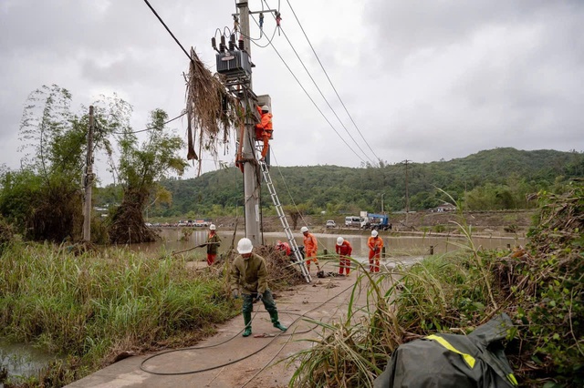 Cán bộ ngành điện nỗ lực khôi phục điện cho dân vùng lũ miền Trung - Ảnh 3.