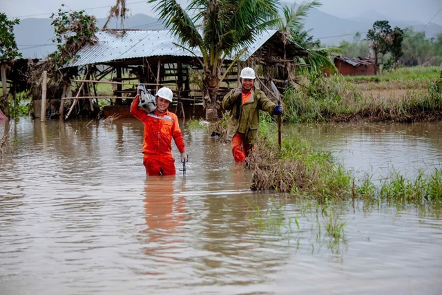Cán bộ ngành điện nỗ lực khôi phục điện cho dân vùng lũ miền Trung - Ảnh 23.