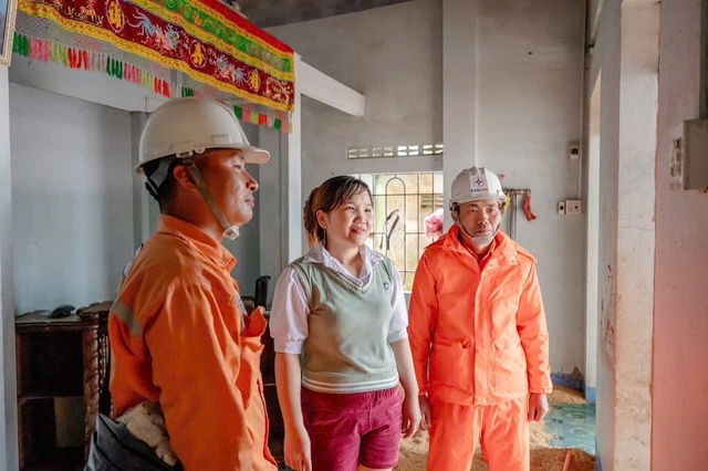 Cán bộ ngành điện nỗ lực khôi phục điện cho dân vùng lũ miền Trung - Ảnh 26.