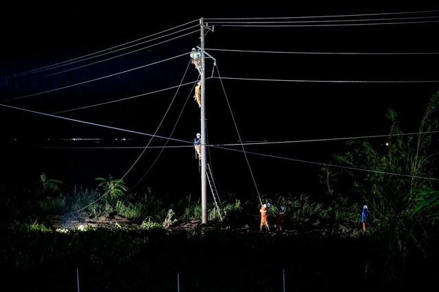 Cán bộ ngành điện nỗ lực khôi phục điện cho dân vùng lũ miền Trung - Ảnh 5.