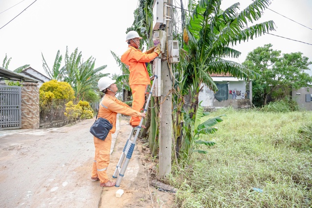 Cán bộ ngành điện nỗ lực khôi phục điện cho dân vùng lũ miền Trung - Ảnh 6.