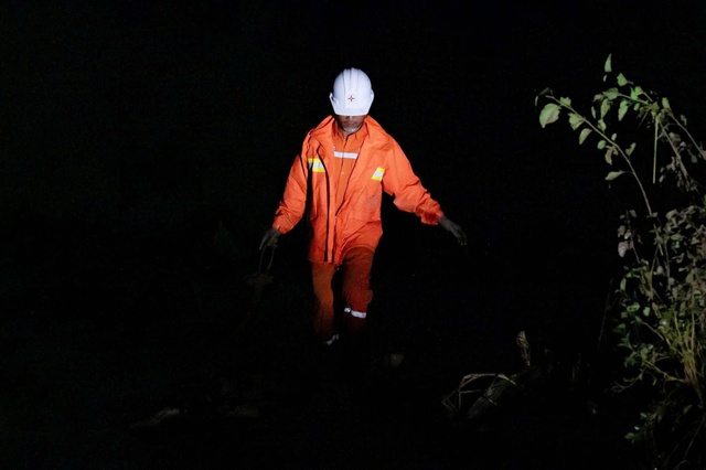 Cán bộ ngành điện nỗ lực khôi phục điện cho dân vùng lũ miền Trung - Ảnh 7.