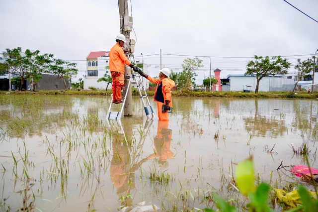 Cán bộ ngành điện nỗ lực khôi phục điện cho dân vùng lũ miền Trung - Ảnh 8.