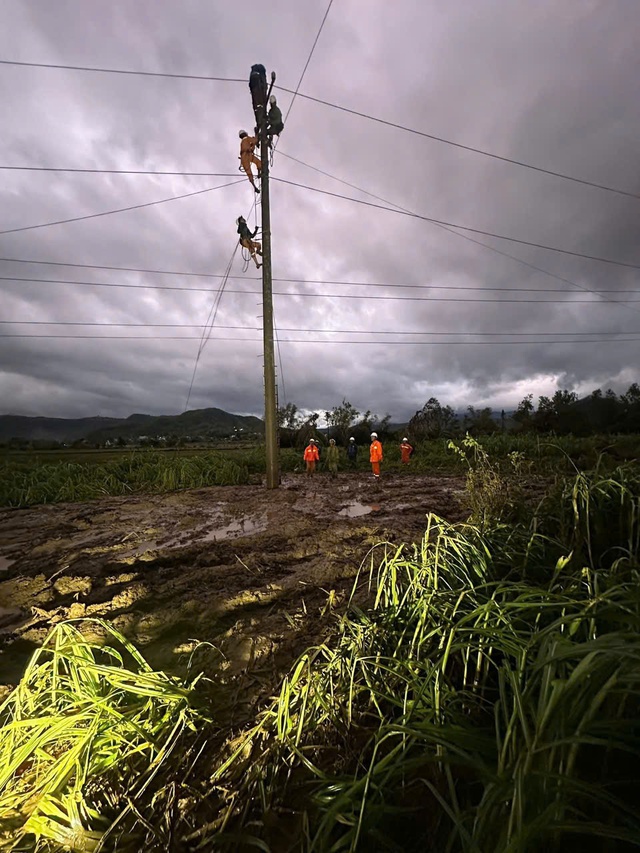 Cán bộ ngành điện nỗ lực khôi phục điện cho dân vùng lũ miền Trung - Ảnh 9.