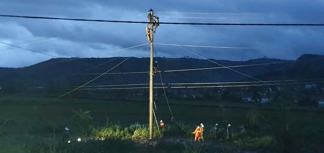 Cán bộ ngành điện nỗ lực khôi phục điện cho dân vùng lũ miền Trung - Ảnh 10.