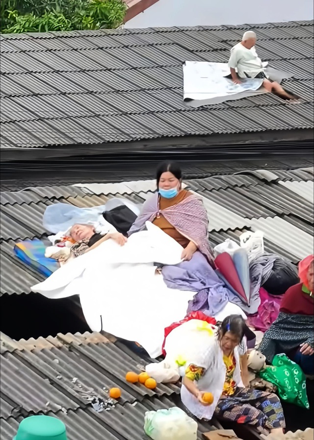 Lũ lịch sử ở Thái Lan: Người dân trèo cáp, phá mái nhà thoát hiểm - Ảnh 4. Lũ lịch sử ở Thái Lan: Người dân trèo cáp, phá mái nhà thoát hiểm - Ảnh 4.