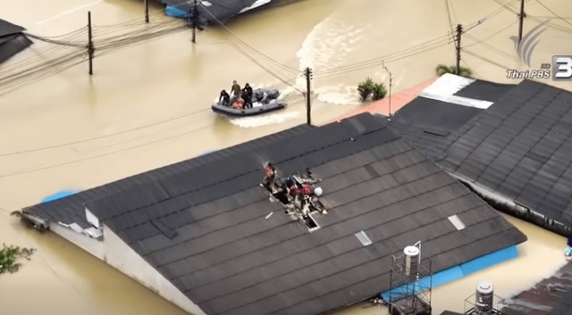 Lũ lịch sử ở Thái Lan: Người dân trèo cáp, phá mái nhà thoát hiểm - Ảnh 2. Lũ lịch sử ở Thái Lan: Người dân trèo cáp, phá mái nhà thoát hiểm - Ảnh 2.