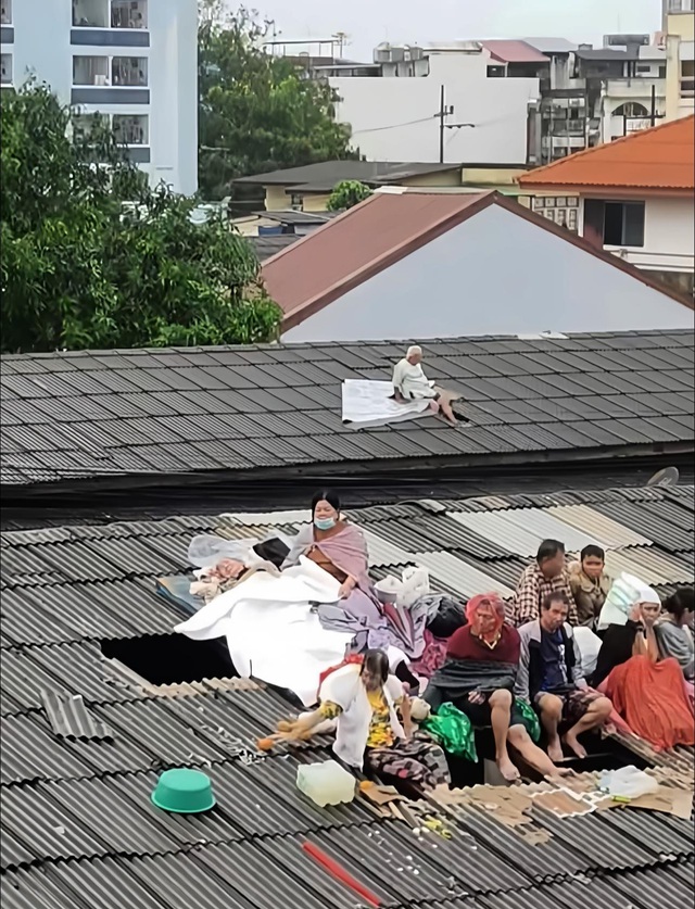 Lũ lịch sử ở Thái Lan: Người dân trèo cáp, phá mái nhà thoát hiểm - Ảnh 3. Lũ lịch sử ở Thái Lan: Người dân trèo cáp, phá mái nhà thoát hiểm - Ảnh 3.