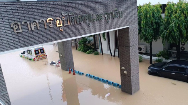 Lũ lịch sử ở Thái Lan: Người dân trèo cáp, phá mái nhà thoát hiểm - Ảnh 8.