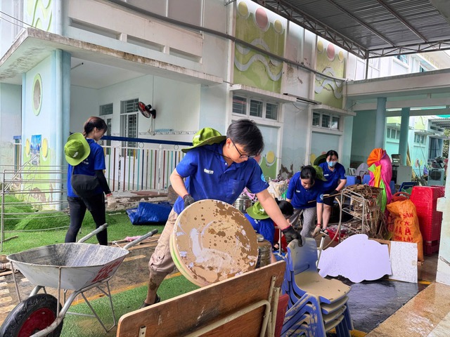 Chiến sĩ áo xanh xắn tay dọn dẹp, trao gần 1.000 phần quà cho học sinh vùng lũ  - Ảnh 2.
