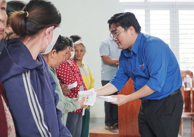 Chiến sĩ áo xanh xắn tay dọn dẹp, trao gần 1.000 phần quà cho học sinh vùng lũ  - Ảnh 1.