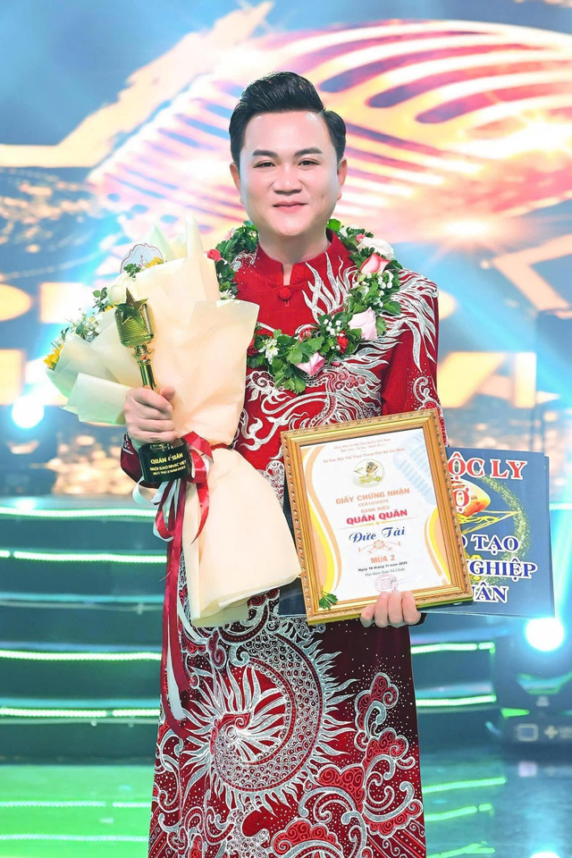 Đức Tài: Thầy giáo hiệu trưởng đăng quang Quán quân Ngôi Sao Nhạc Việt 2025. - Ảnh 1.