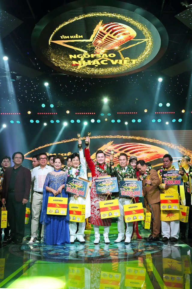 Đức Tài: Thầy giáo hiệu trưởng đăng quang Quán quân Ngôi Sao Nhạc Việt 2025. - Ảnh 3.