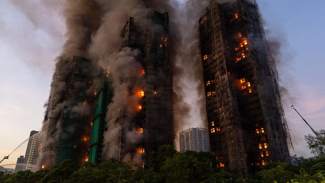 Đang cháy lớn ở Hồng Kông - Trung Quốc, khói lửa bao trùm 3 tòa nhà dân cư - Ảnh 5.