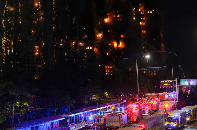 Đang cháy lớn ở Hồng Kông - Trung Quốc, khói lửa bao trùm 3 tòa nhà dân cư - Ảnh 8.