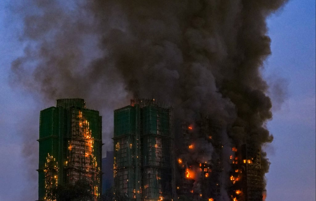 Đang cháy lớn ở Hồng Kông - Trung Quốc, khói lửa bao trùm 3 tòa nhà dân cư - Ảnh 9.