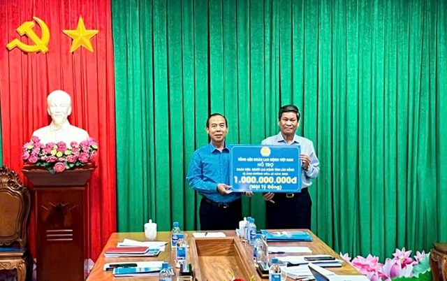 Tổng Liên đoàn hỗ trợ 1 tỉ đồng cho đoàn viên, người lao động tỉnh Lâm Đồng bị ảnh hưởng mưa lũ - Ảnh 1.