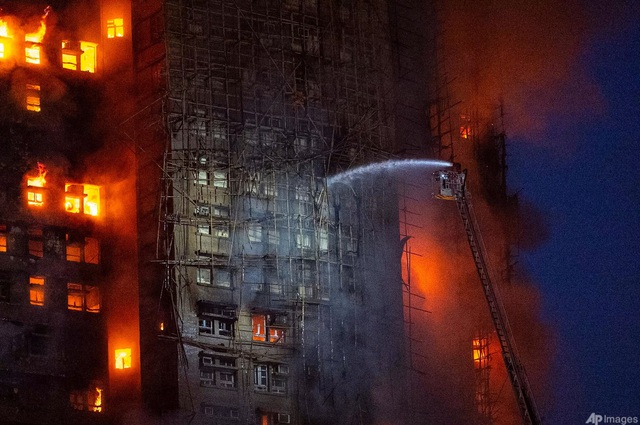 Cháy 8 tòa nhà ở Hồng Kông: Hơn 8 tiếng vẫn chưa đập được, nhiều người mắc kẹt cầu cứu - Ảnh 1.